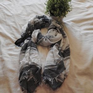 AEO Black and White scarf